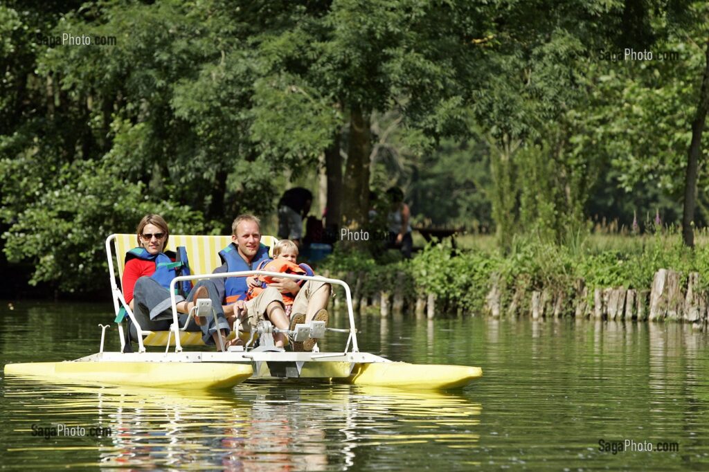 PEDALO SUR LE LOIR, PARC DE LOISIRS DE CLOYES-SUR-LE-LOIR, EURE-ET-LOIR (28), FRANCE // PEDAL BOAT ON THE LOIR, LEISURE PARK OF CLOYES-SUR-LE-LOIR, EURE-ET-LOIR (28), FRANCE
